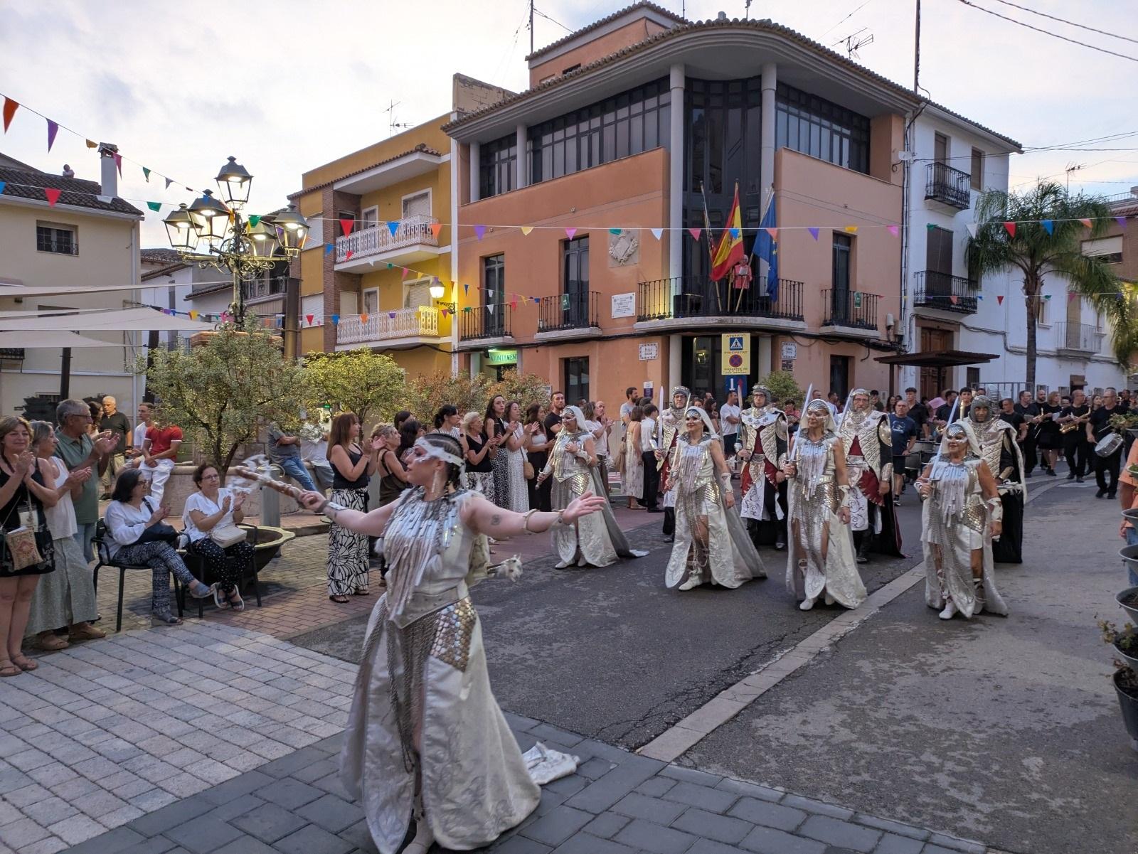 Olocau gaudeix del color, la música i la dansa en la tercera edició de la seua Desfilada de Moros i Cristians