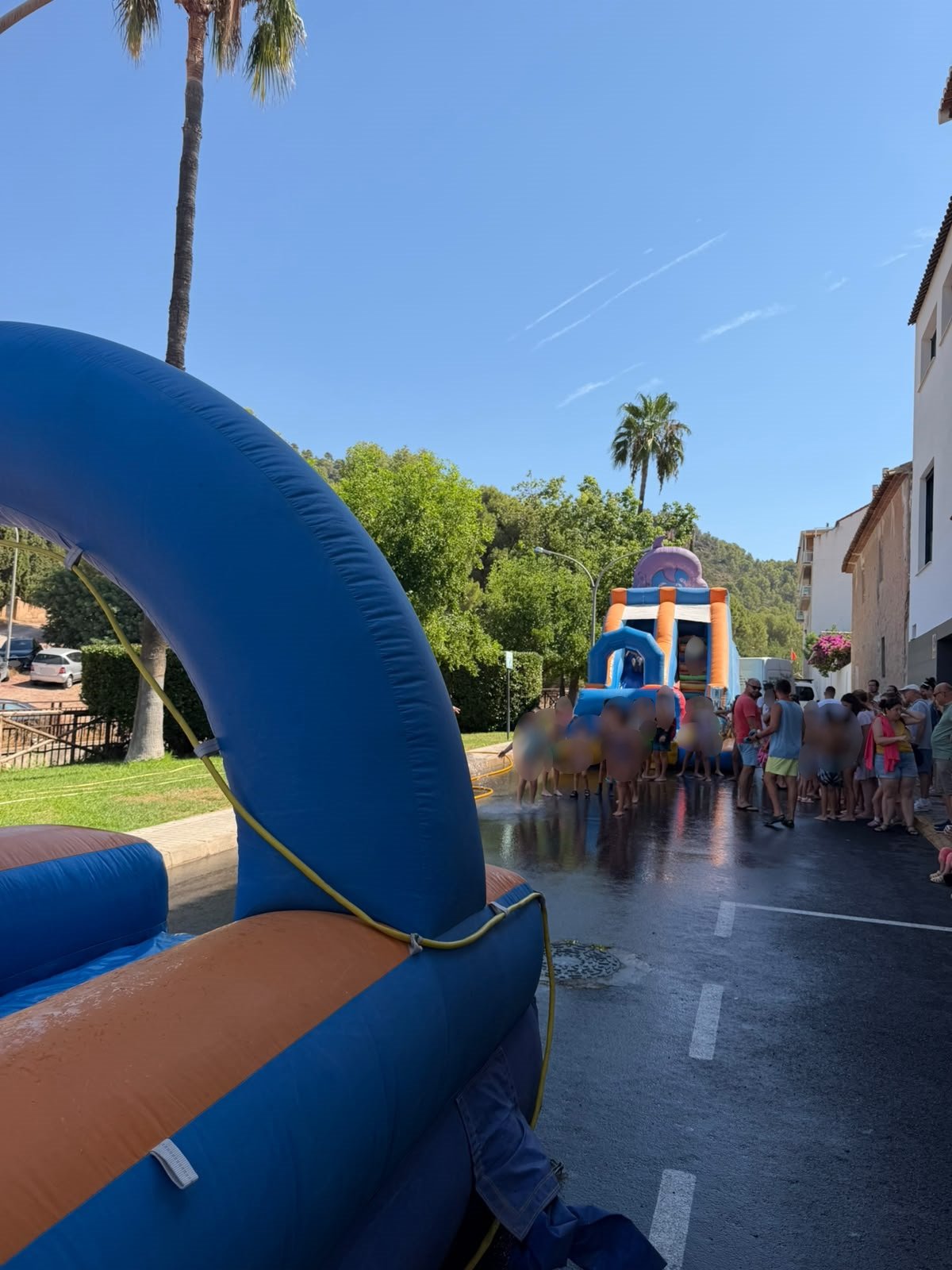 El parc infantil unflable d'aigua i la Festa de l’espuma refresquen el matí del dissabte a Olocau