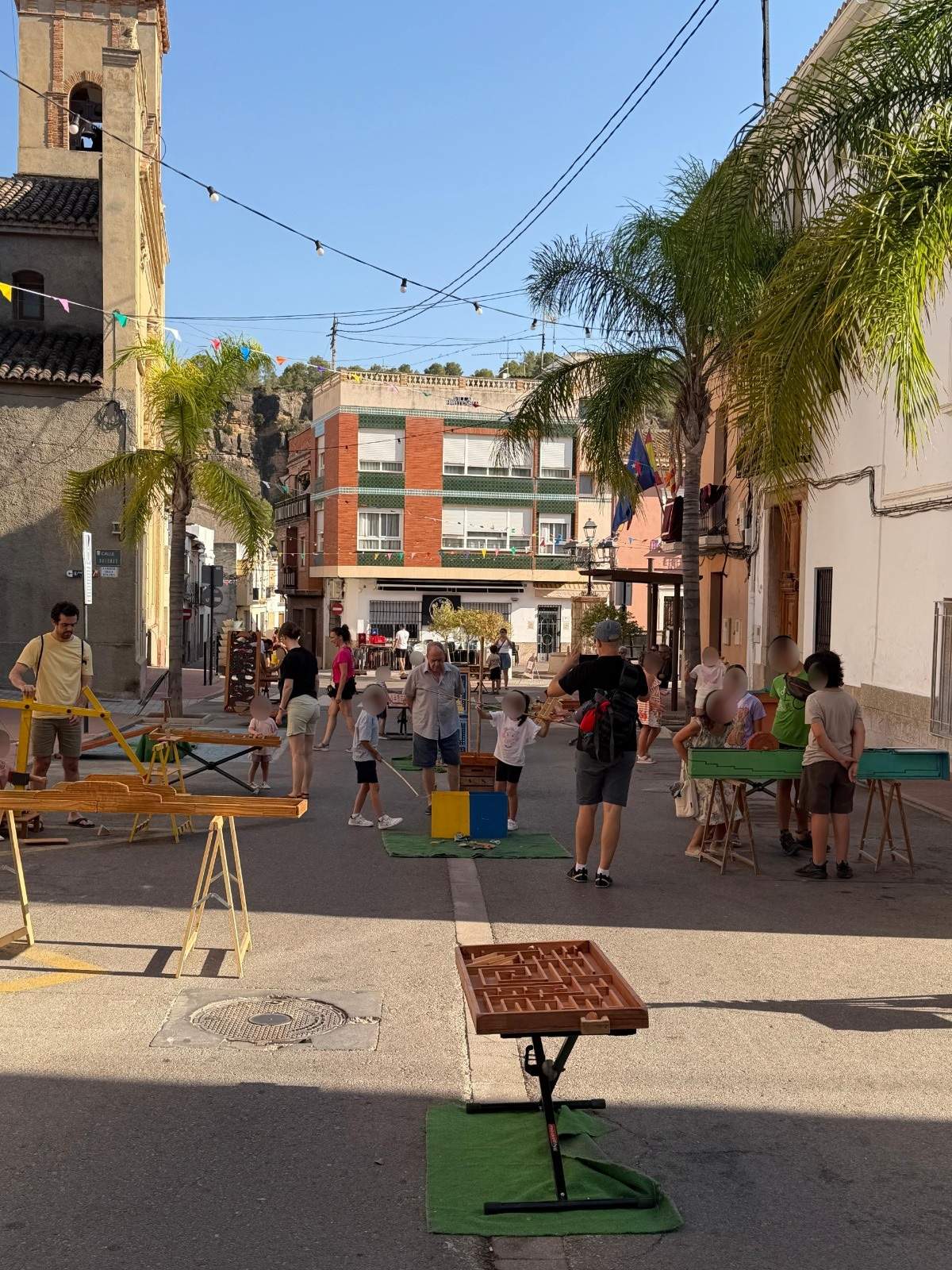 La ludoteca de jocs de fusta porta a Olocau la màgia dels jocs tradicionals