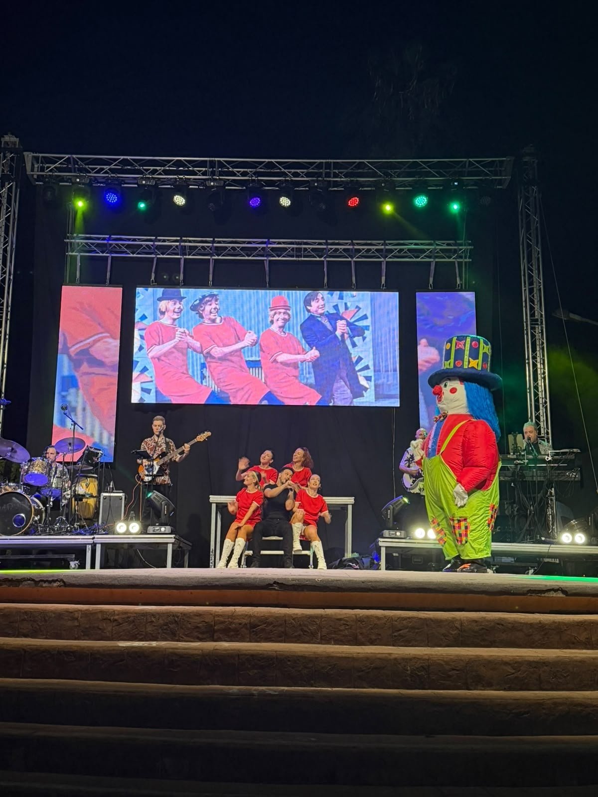 El musical ‘Mágicos 80’s’ ompli Olocau d'emoció i nostàlgia