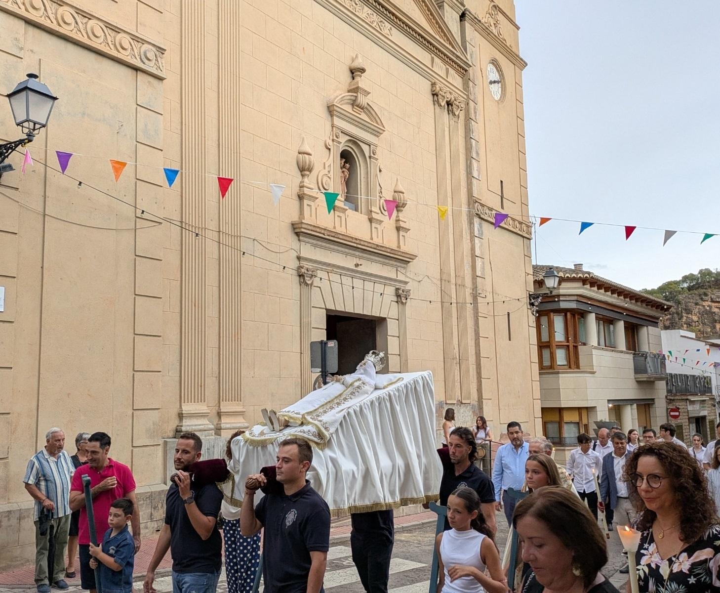 La processó en honor a la Verge de l'Assumpció ompli de devoció els carrers d'Olocau