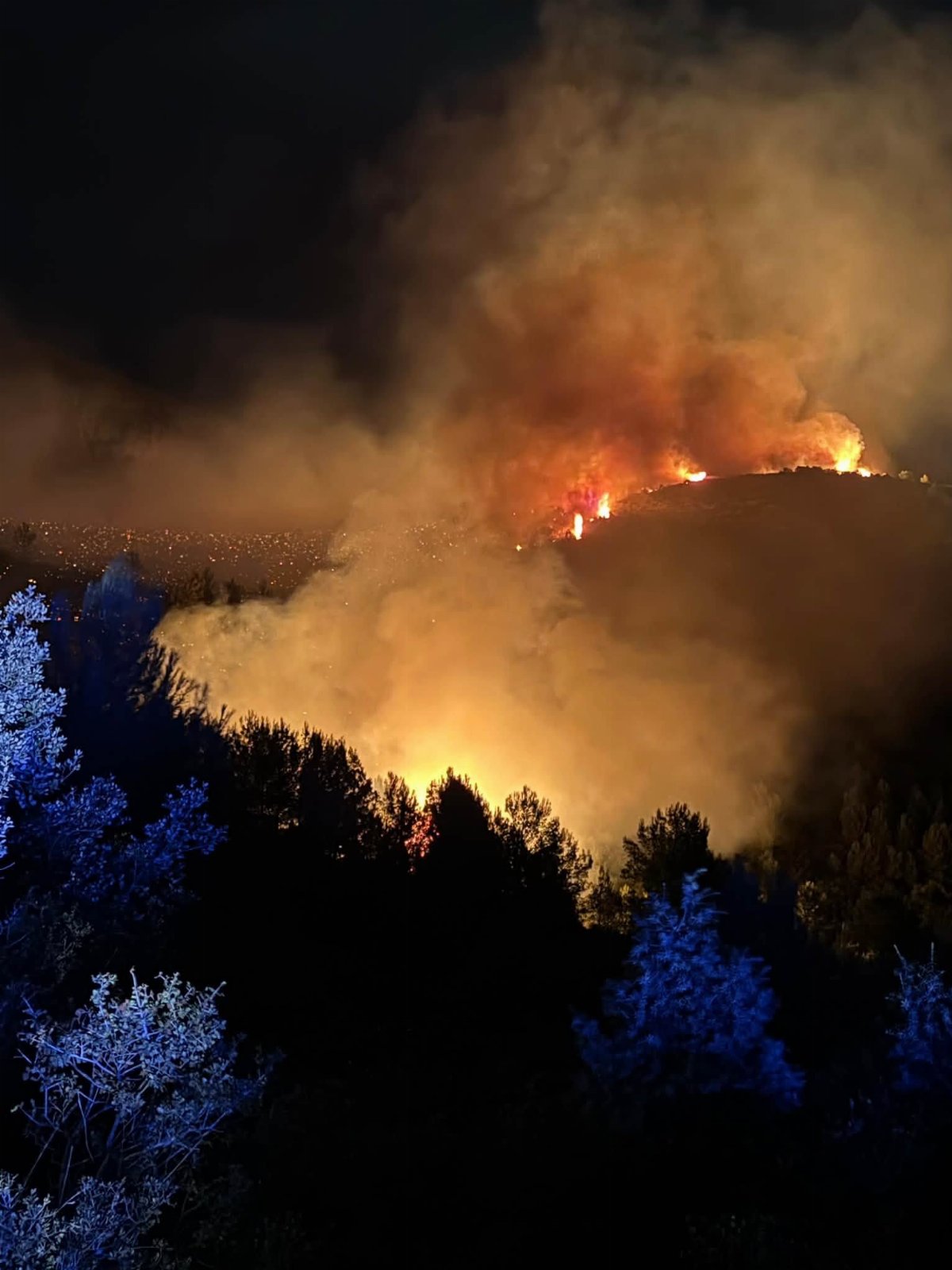Un incendi, presumiblement provocat per un llamp, es declara entre Gàtova i Sogorb