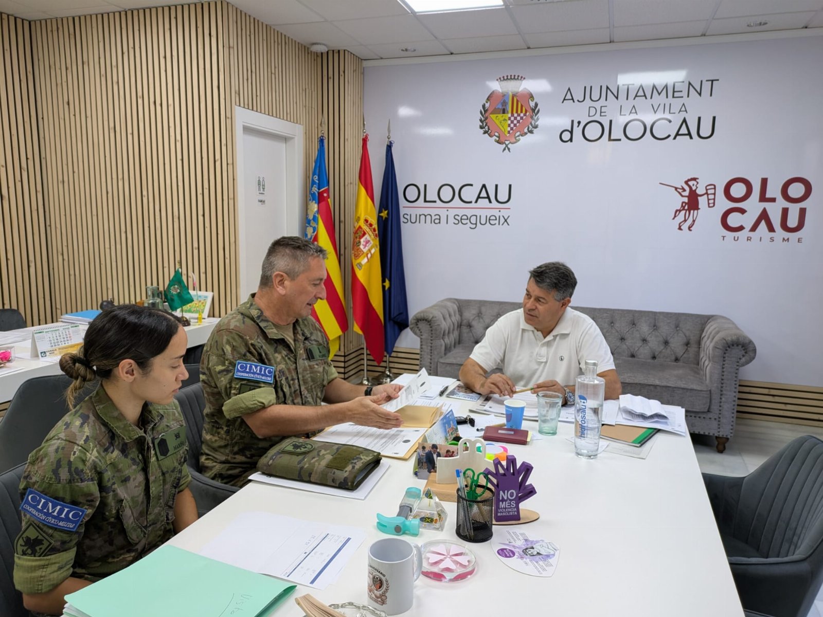 Antonio Ropero es reuneix amb representants del Regiment d'Operacions d'Informació Núm. 1
