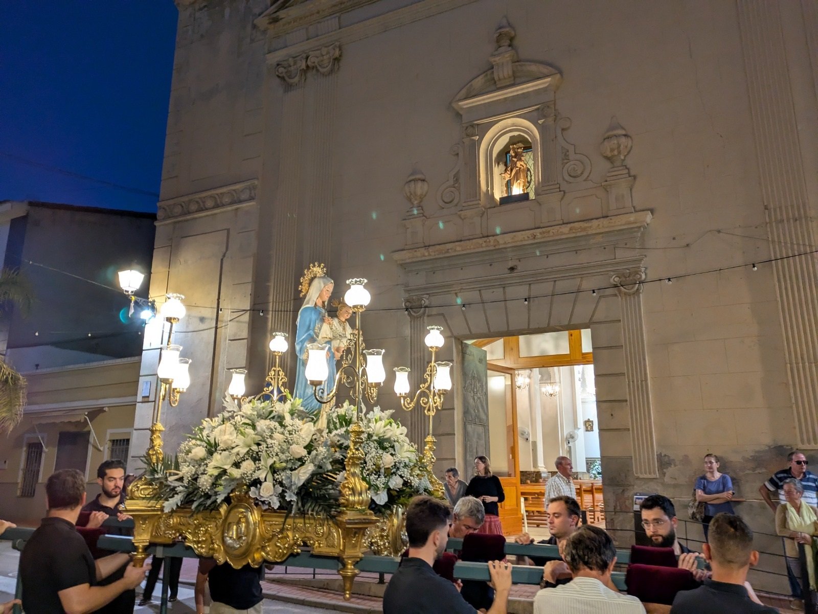 Olocau celebra amb emoció i devoció la processó en honor a la Verge del Rosari