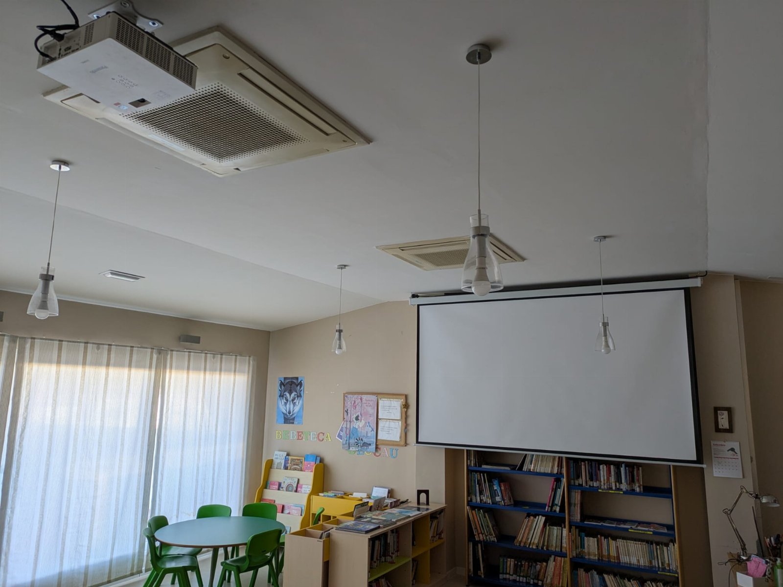 L'Ajuntament adquireix un projector i una pantalla per a la Biblioteca